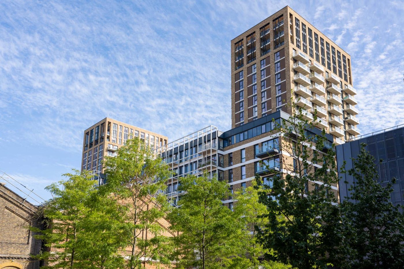Edificio residencial como fondo institucional de Grupo Hernández